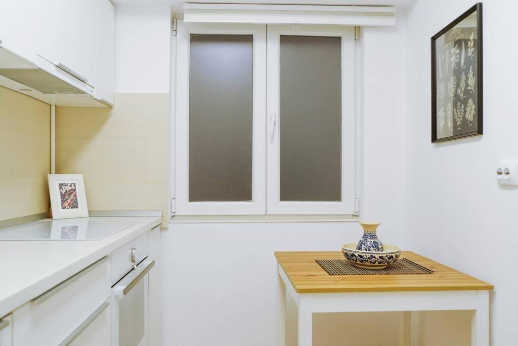 Elegant Vibes Apartment Next To Obor Market Букурещ Екстериор снимка