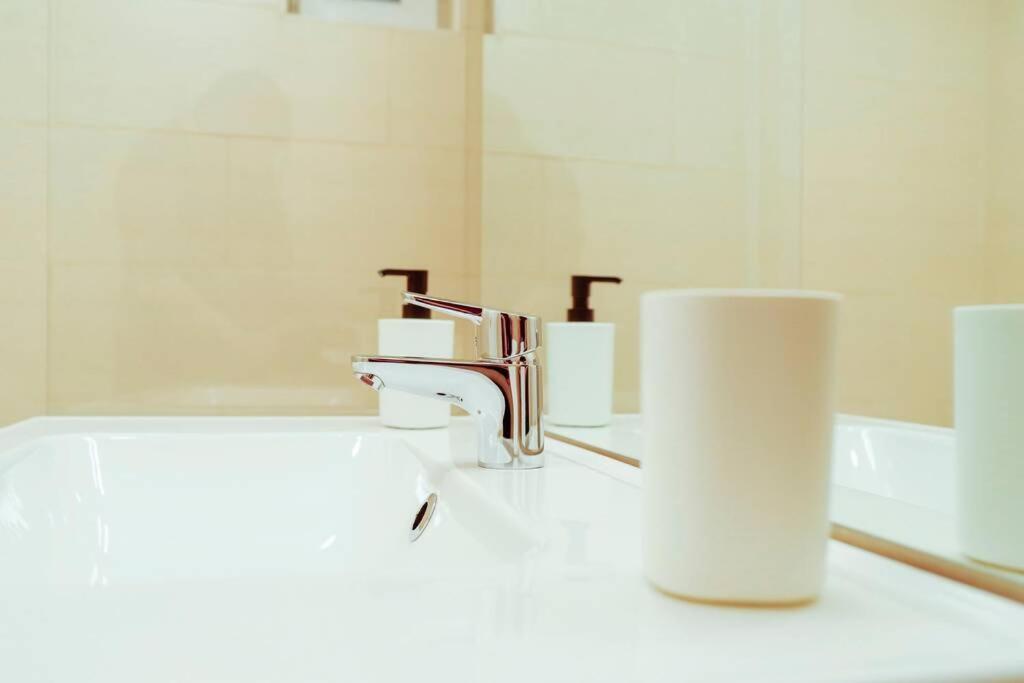 Elegant Vibes Apartment Next To Obor Market Букурещ Екстериор снимка